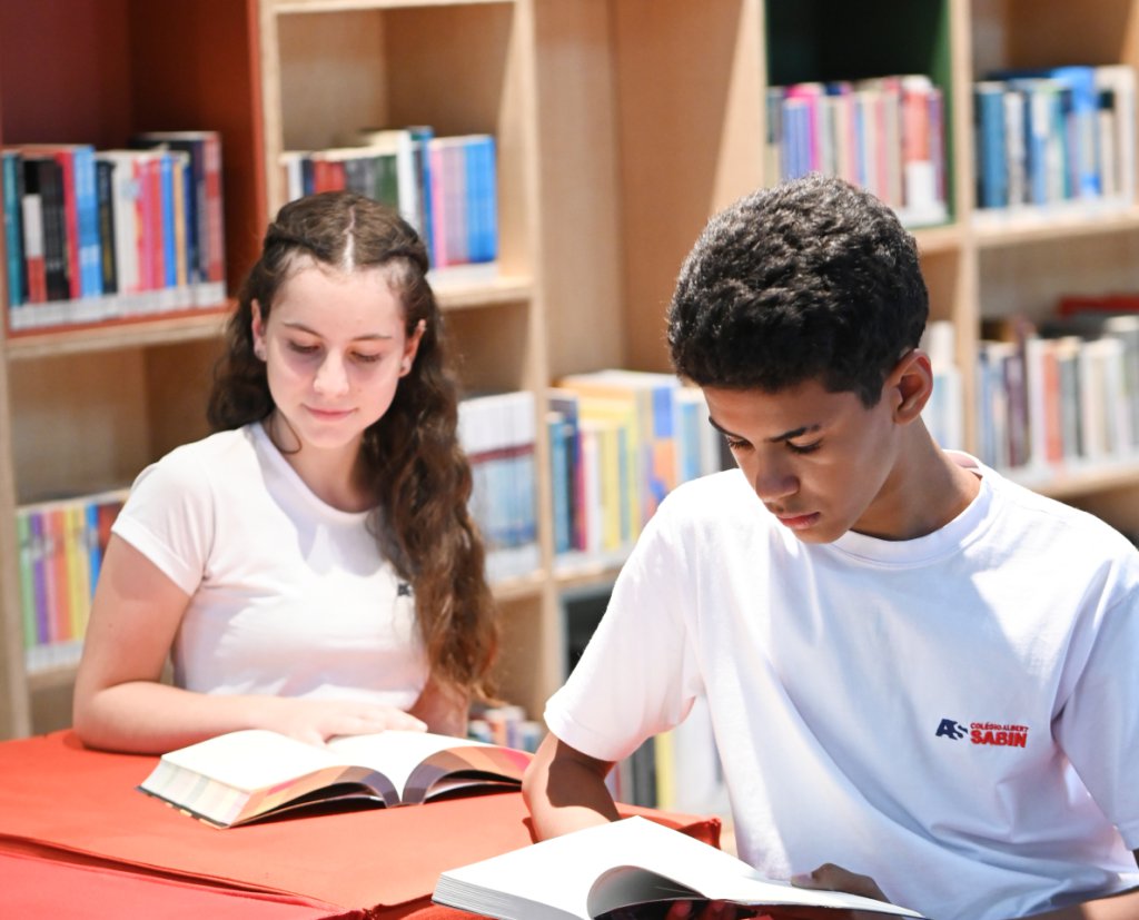 Alunos do Ensino Médio lendo no Albert Sabin